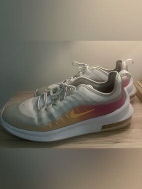Nike Air Max Women’s Size 8